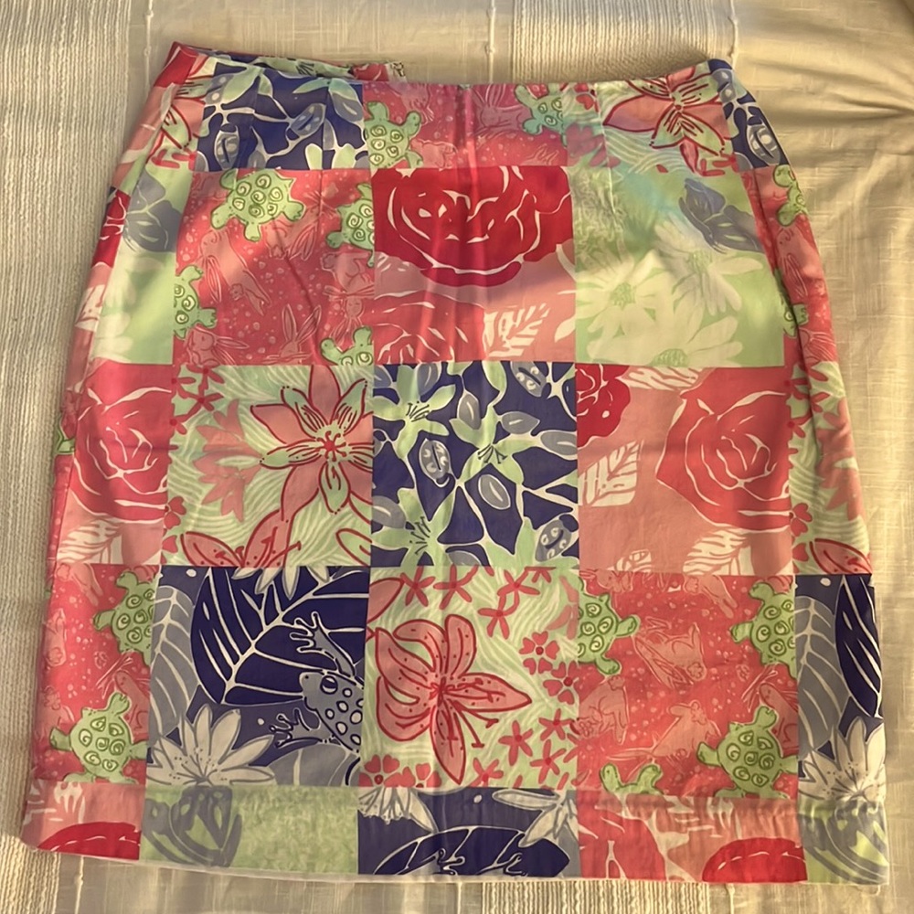 Adorable Lilly Pulitzer lined skirt. Super fun floral and turtle themed, size 0